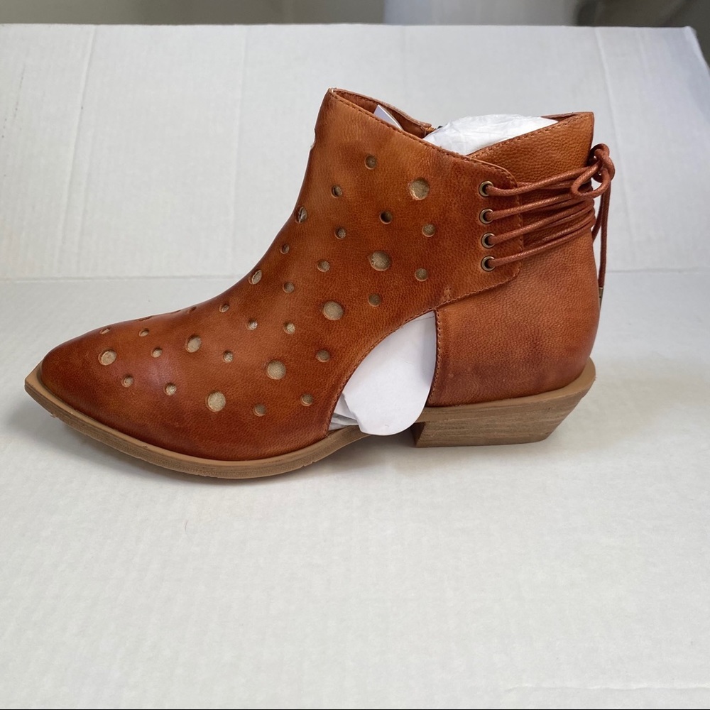 Women's Cutout Ankle Boots - Tan